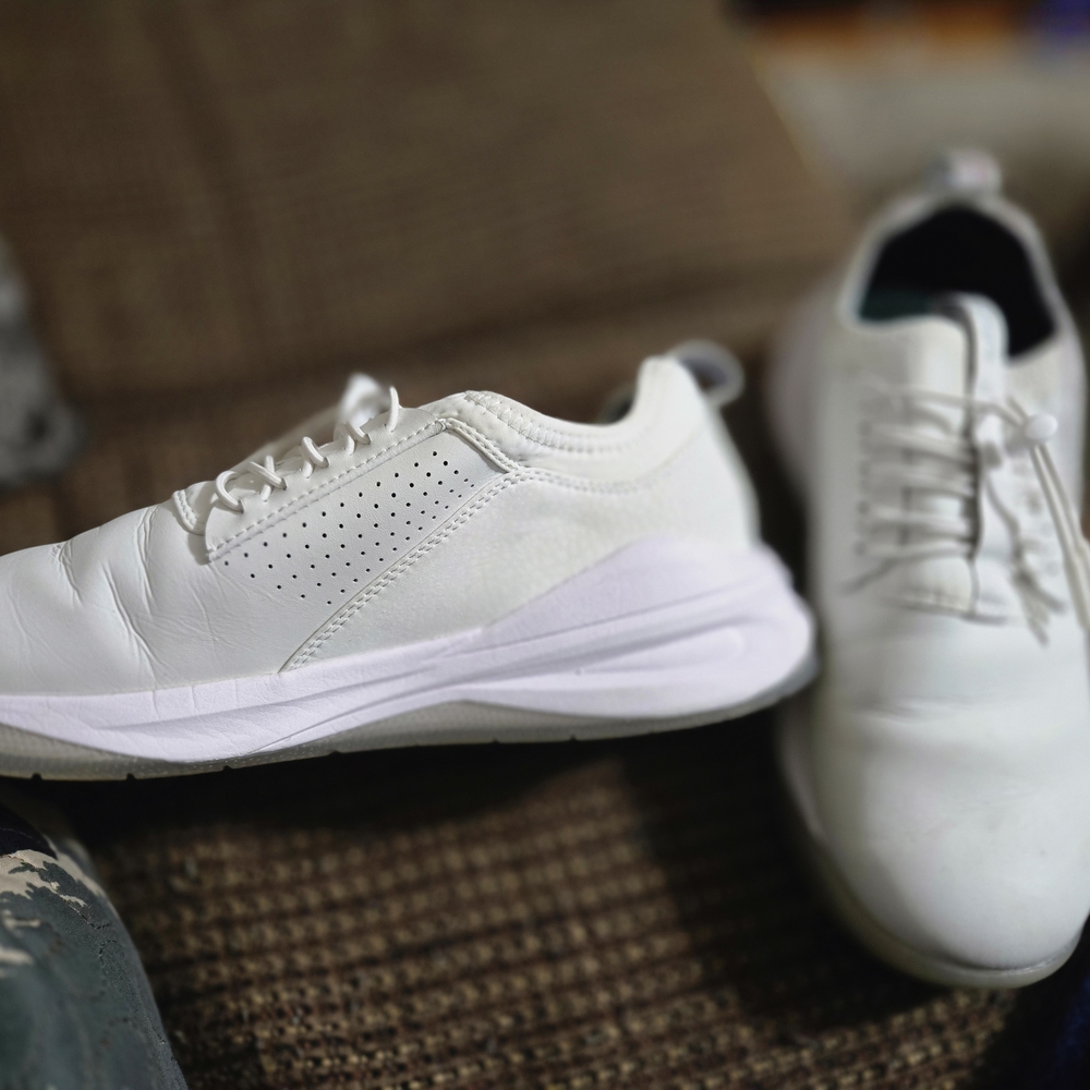 Womens Classic White Clove Nursing shoe.